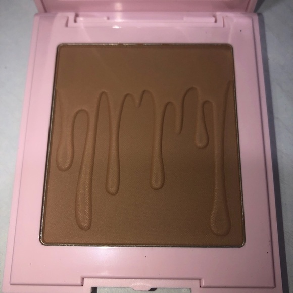 Kylie Cosmetics Pressed Bronzing Powder in the shade “Almond” - Picture 3 of 3